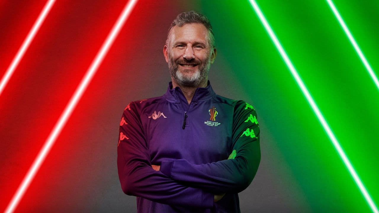 Adam Hills: Grow Another Footの背景画像