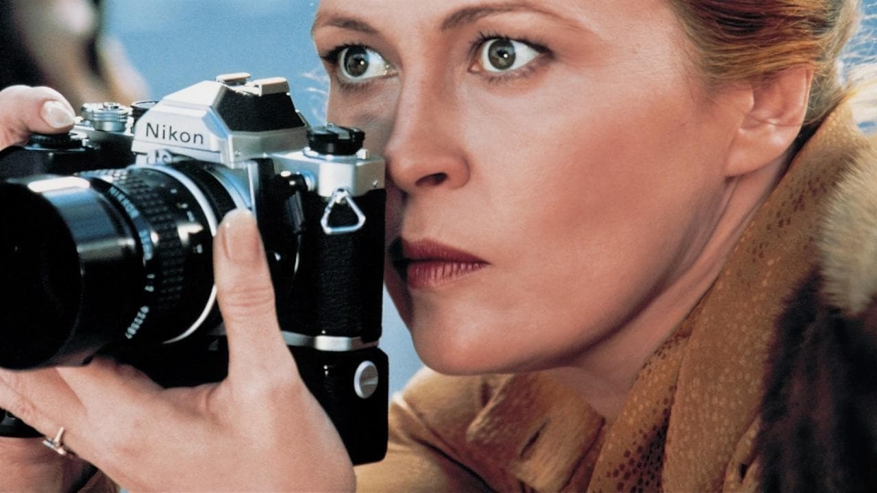 Eyes of Laura Marsの背景画像