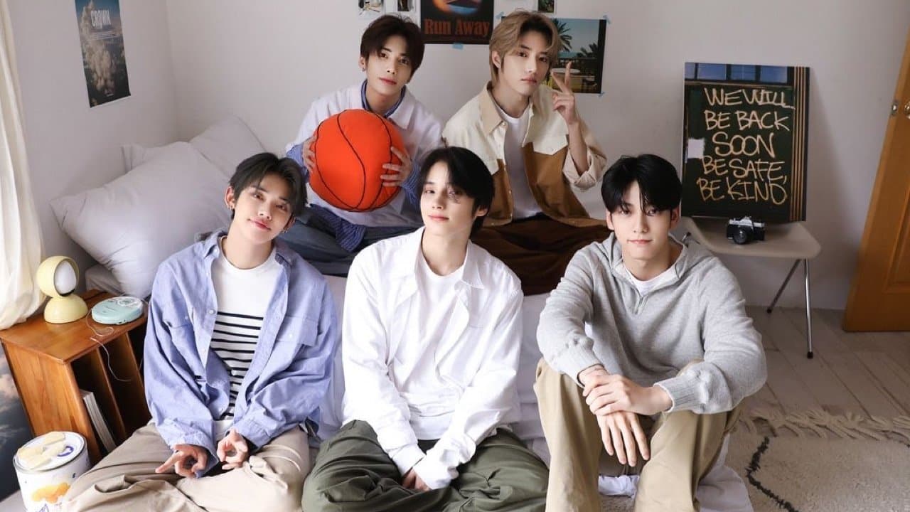 TOMORROW X TOGETHER 'DAY BY DAY' 2023 SEASON'S GREETINGSの背景画像