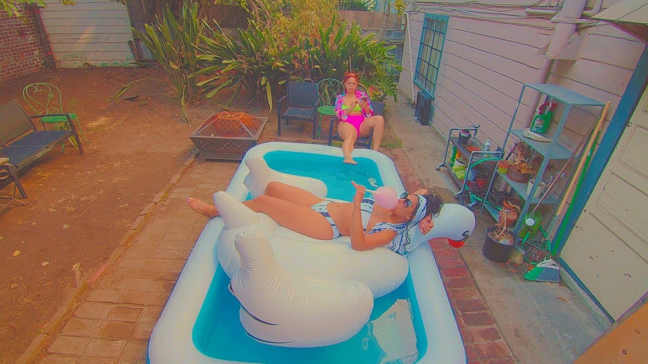 Donna and Allyの背景画像