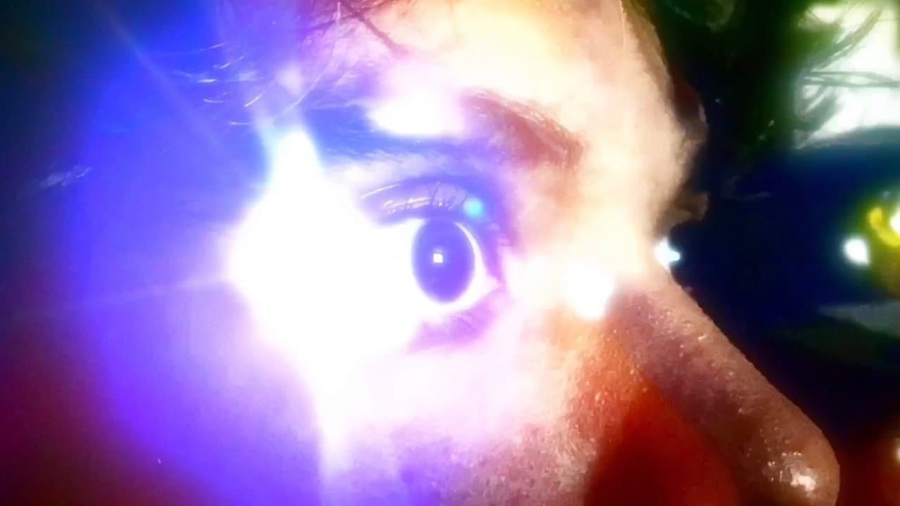 Um homem com um celularの背景画像