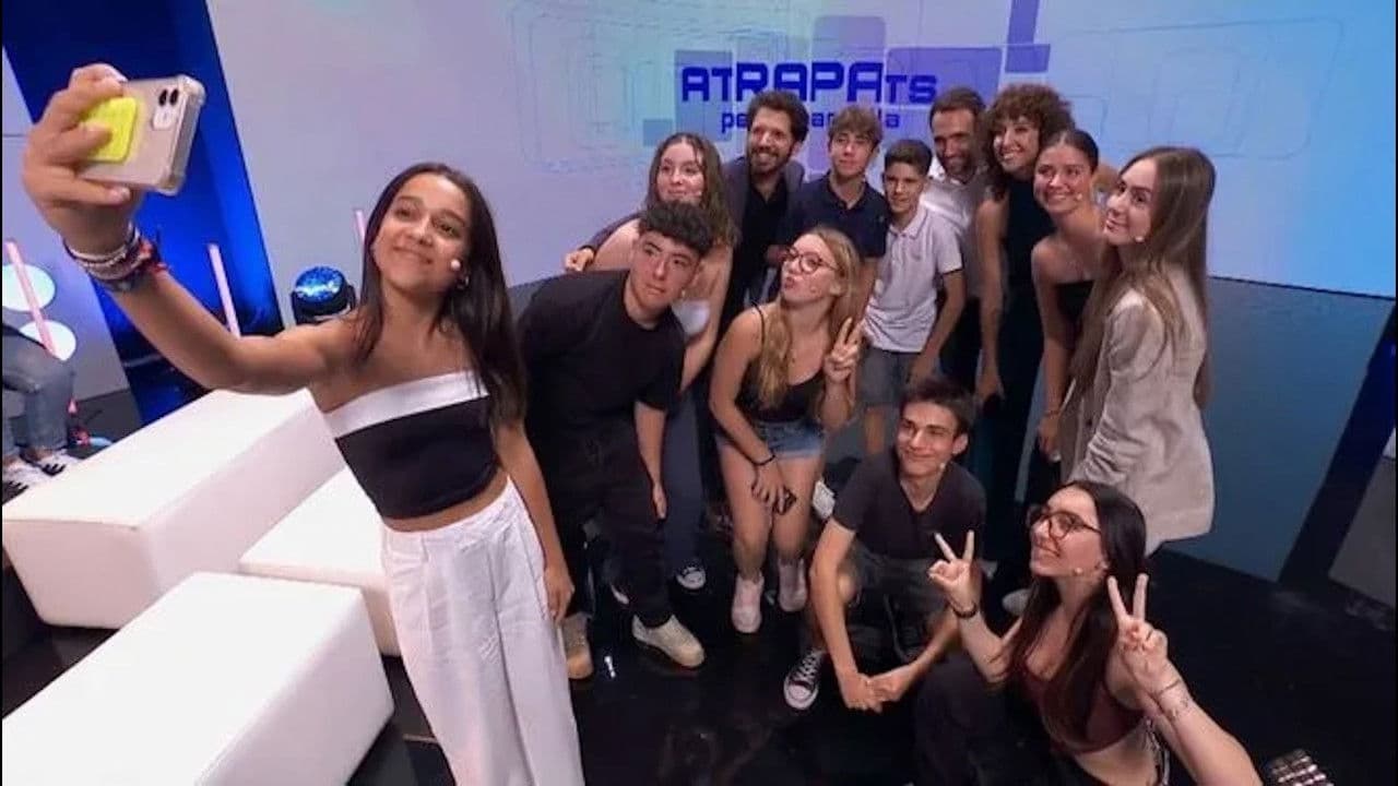 Atrapats per la pantallaの背景画像