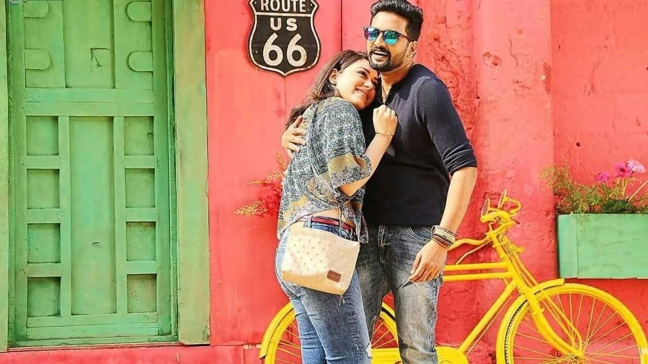 தில்லுக்கு துட்டுの背景画像