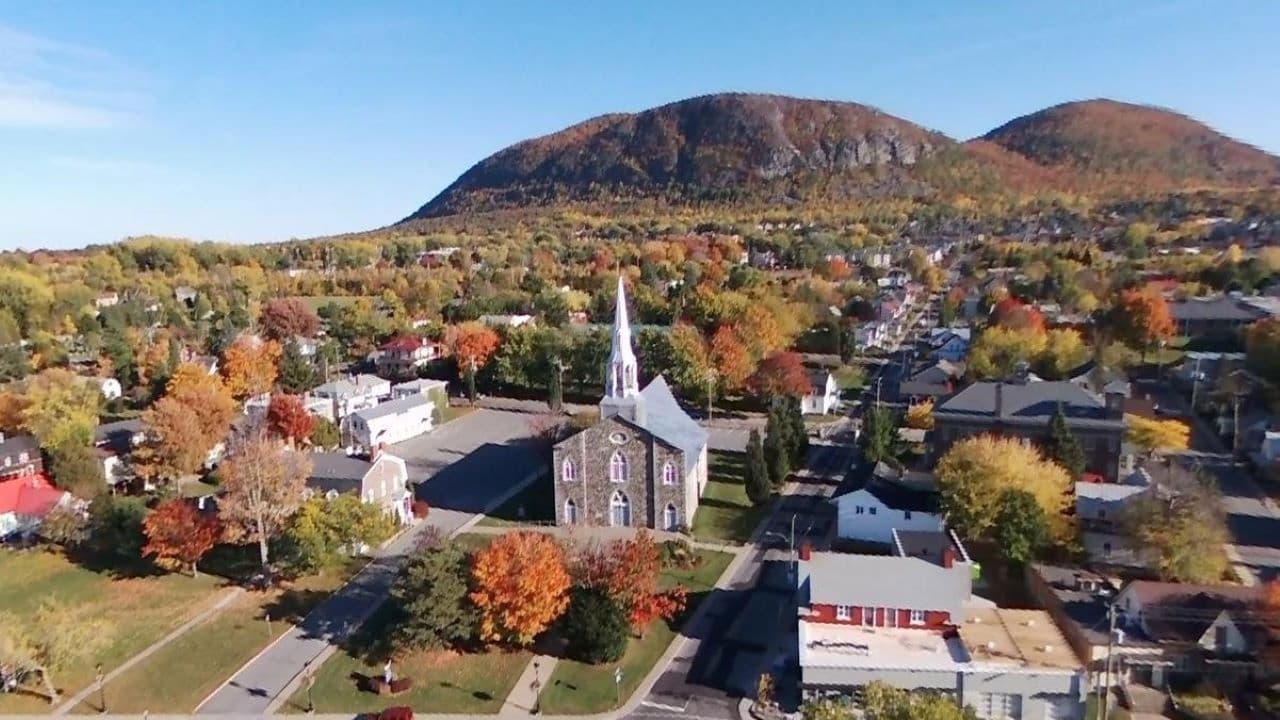 L'énigme du Mont Saint-Hilaireの背景画像