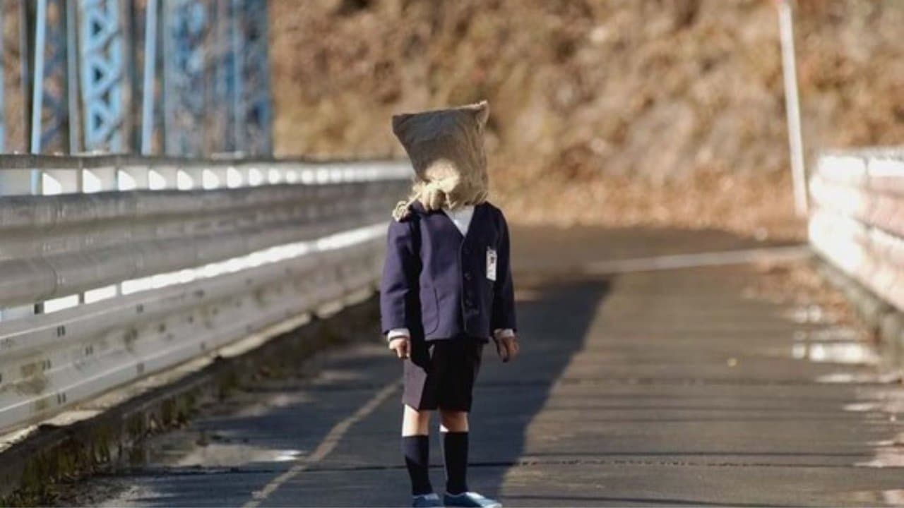 雨の町の背景画像