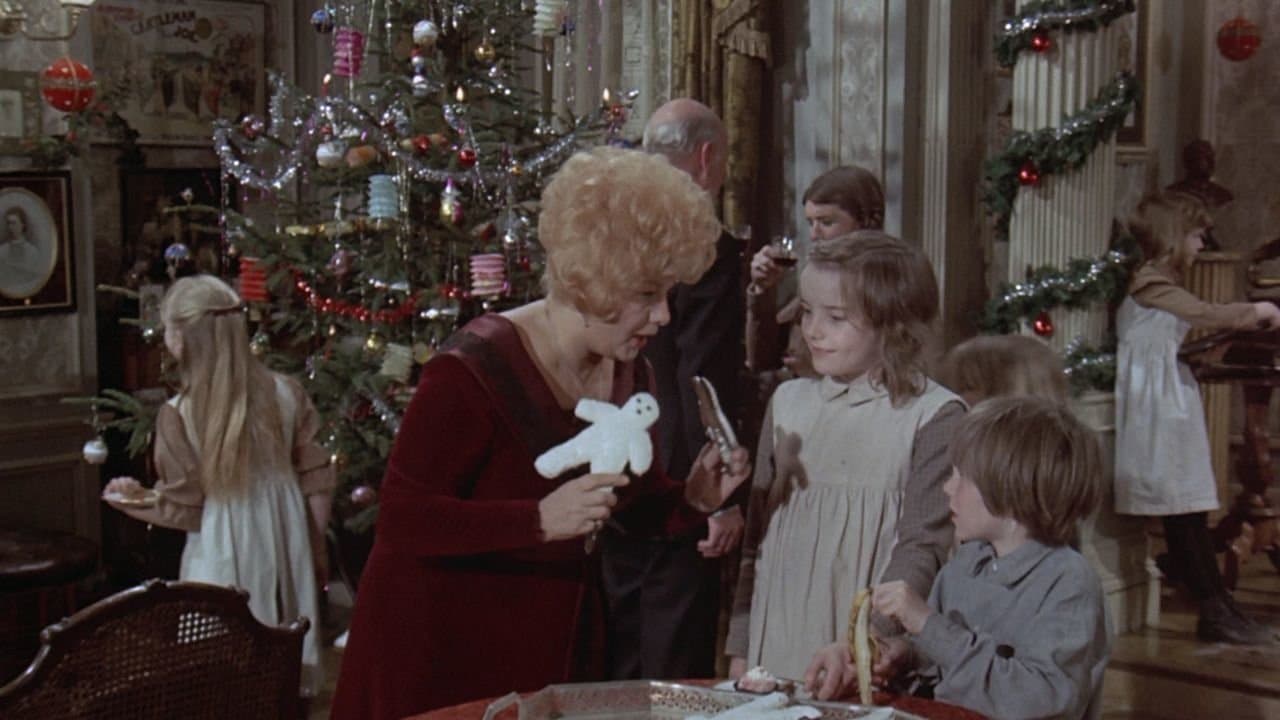 Whoever Slew Auntie Roo?の背景画像