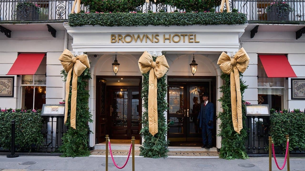 A Very British Hotel at Christmasの背景画像