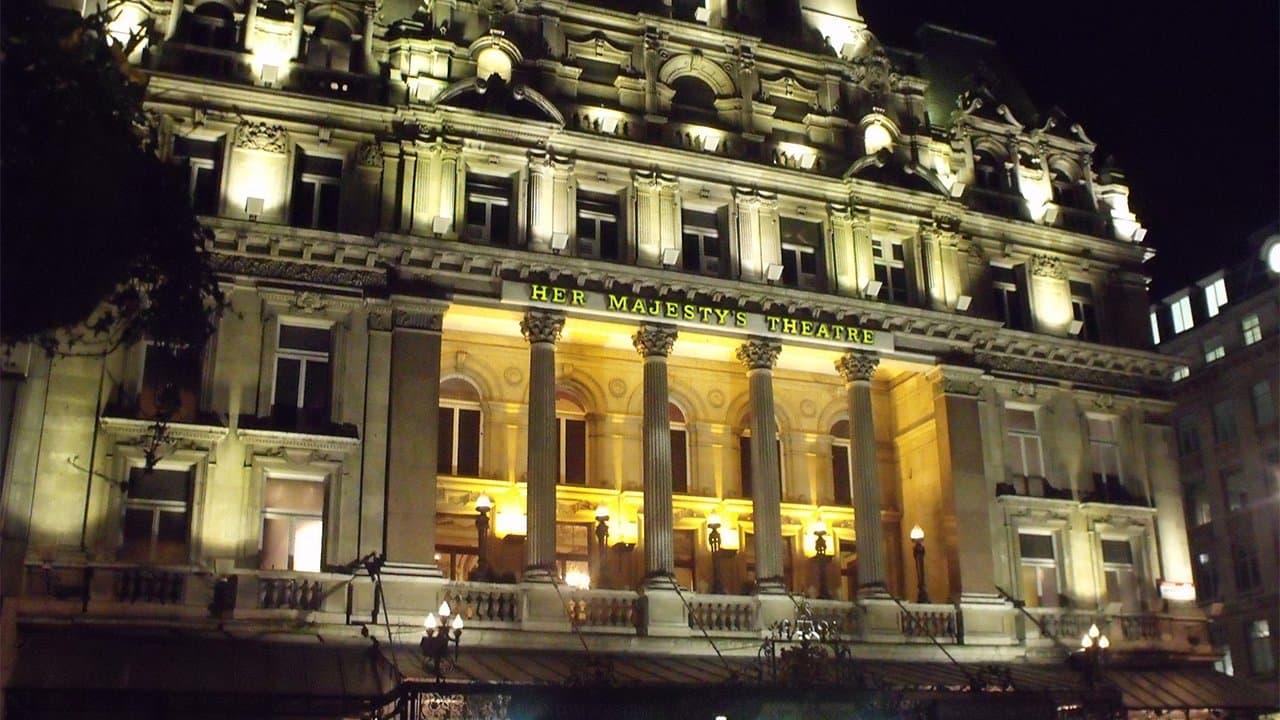 Live From Her Majesty'sの背景画像