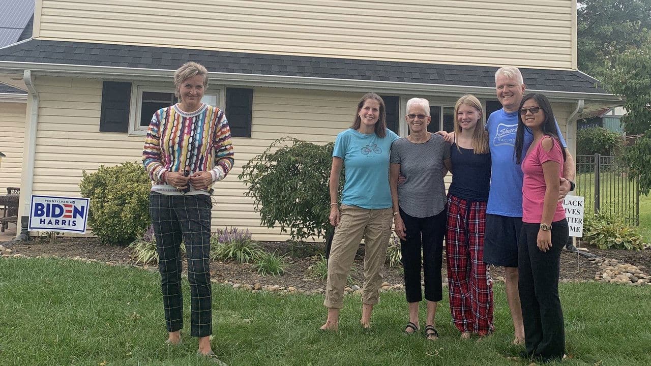 M & de Housewives van Bucks Countyの背景画像