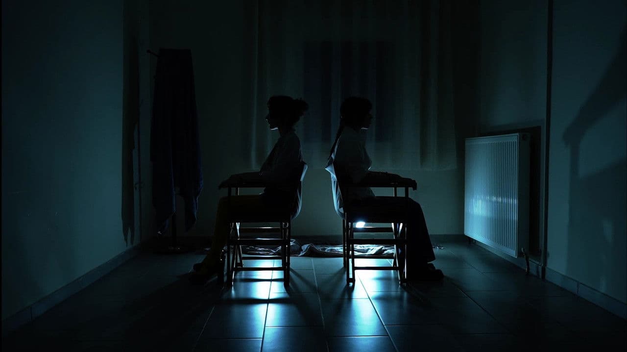 Behind The Paintingの背景画像