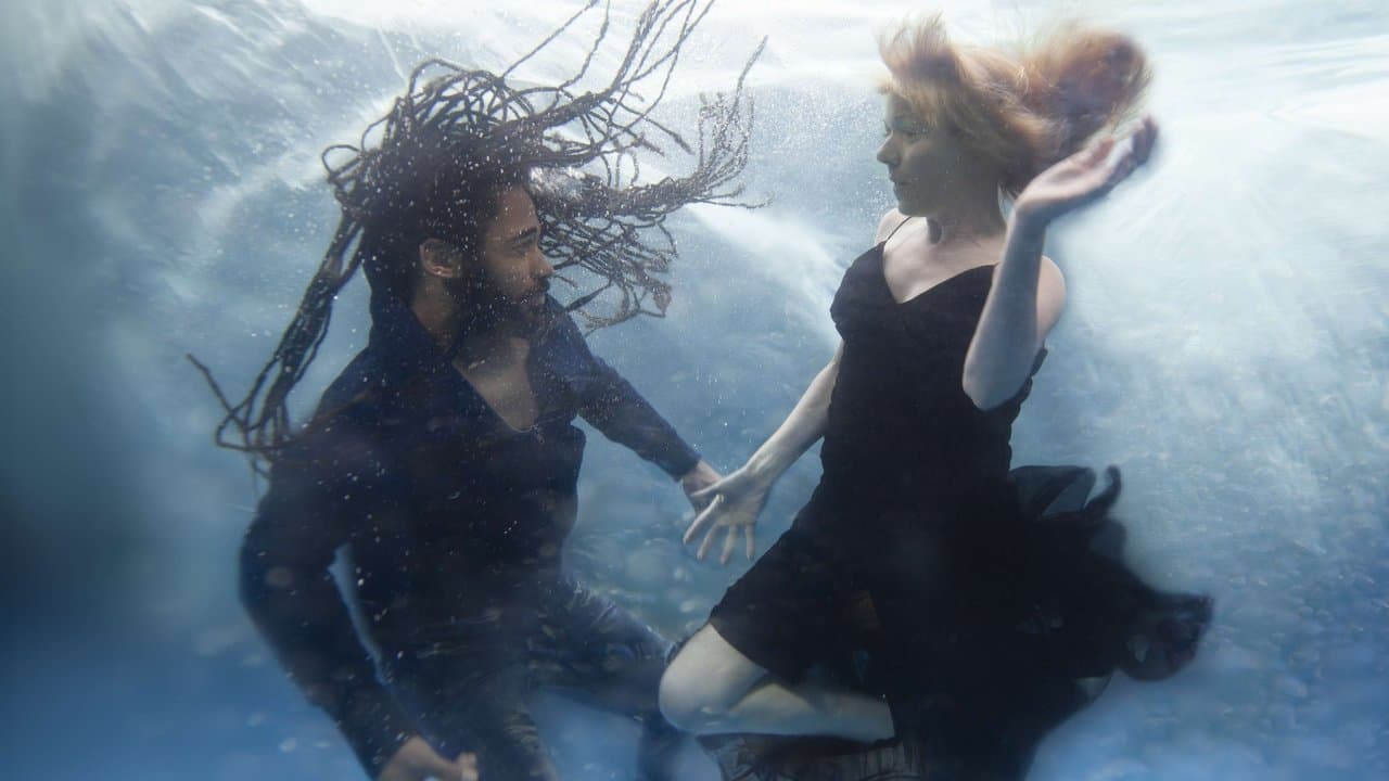 Between Wavesの背景画像