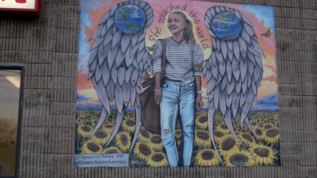 Beyond the Headlines: The Gabby Petito Storyの背景画像