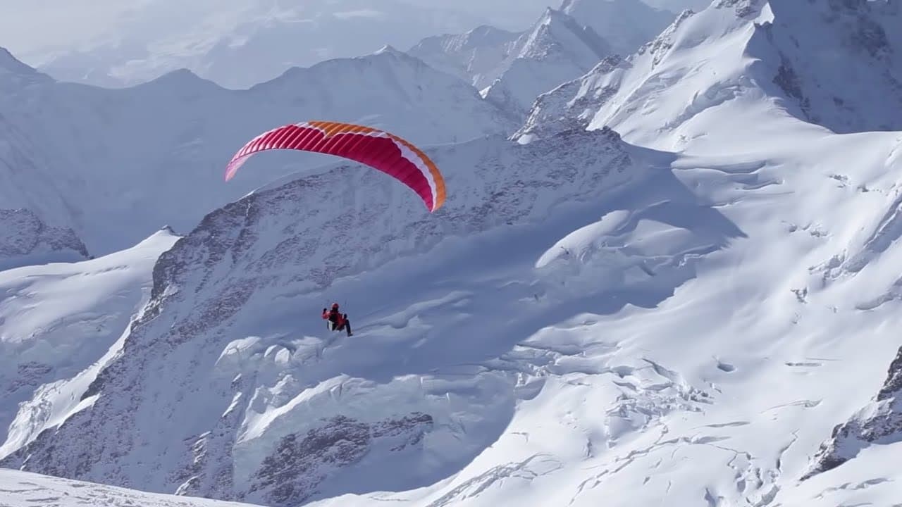 Ueli Steck - Paraglides Between Mountains In The Swiss Alpsの背景画像