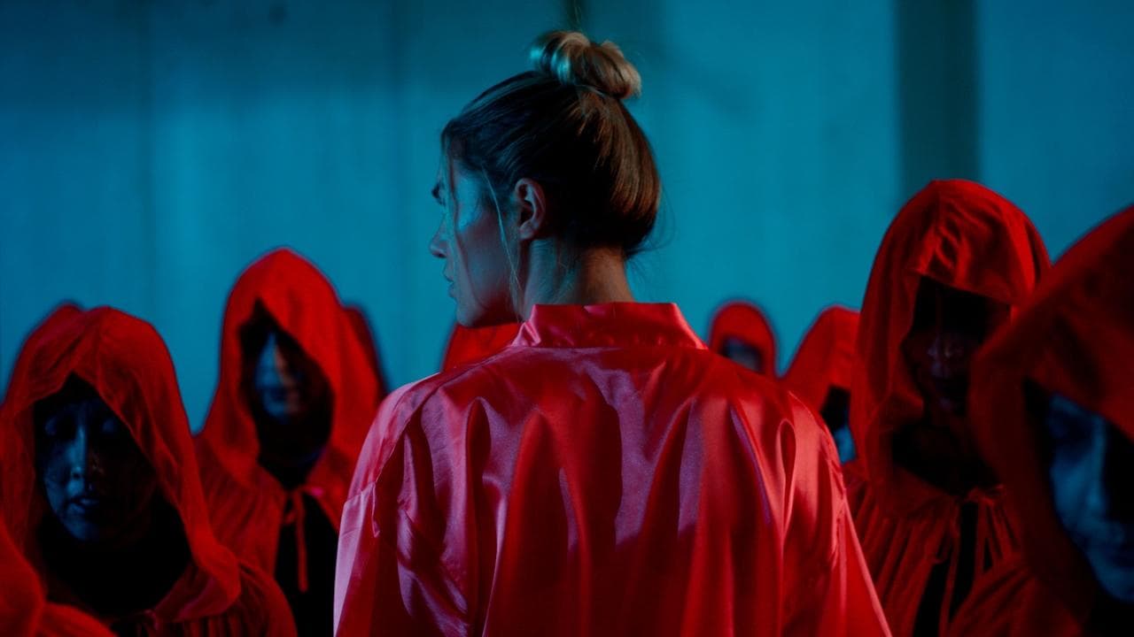 Woman in the Mazeの背景画像