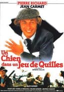 Un chien dans un jeu de quilles