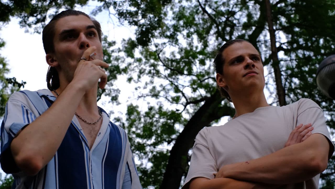 Mihai Este Jefuitの背景画像